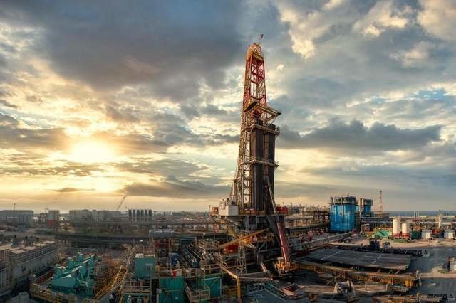 Una imagen de una plataforma de petróleo en Abu Dhabi. (WAM)
