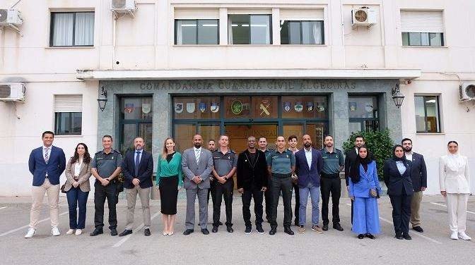Foto de familia de los oficiales emiratíes y los españoles.(Fuente externa)