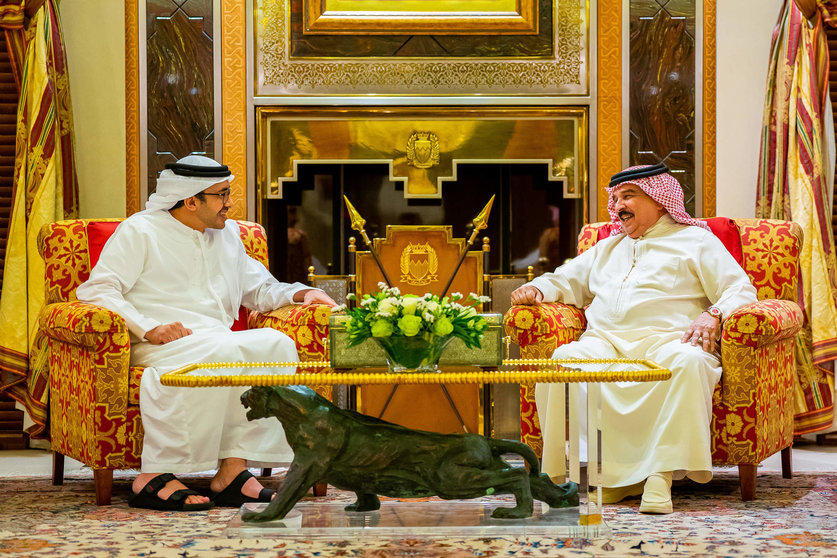 Un momento del encuentro entre el ministro de Exteriores de EAU y el rey de Bahréin. (WAM)