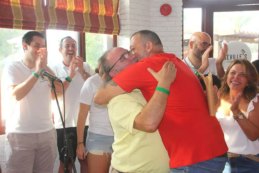 Mariano Andrés recibió cientos de abrazos durante el encuentro celebrado en el Seville's. (EL CORREO)