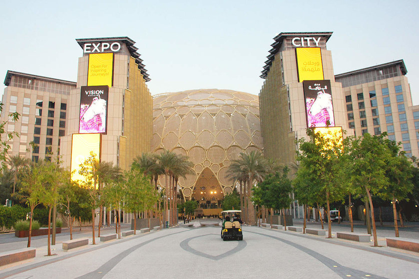 Nada más acceder a Expo City Dubai dos grandes luminosos situados ante la Plaza de Al Wasl anuncian Vision, un pabellón cien por cien andaluz. (EL CORREO)