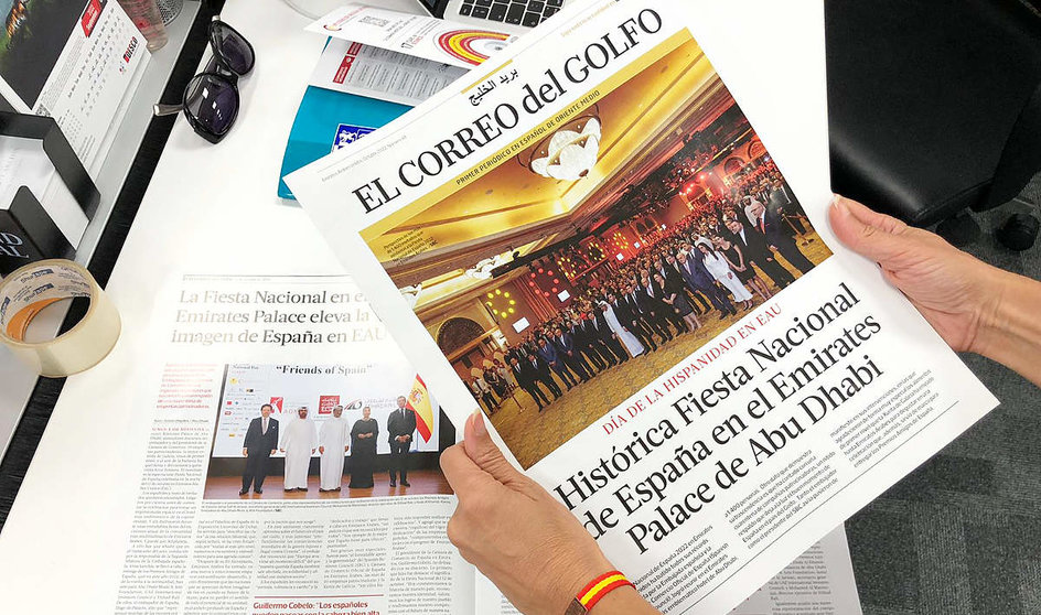 Lectora mira la portada del especial impreso sobre la Fiesta Nacional de España 2022 en Emiratos Árabes publicado por EL CORREO DEL GOLFO. (EL CORREO)