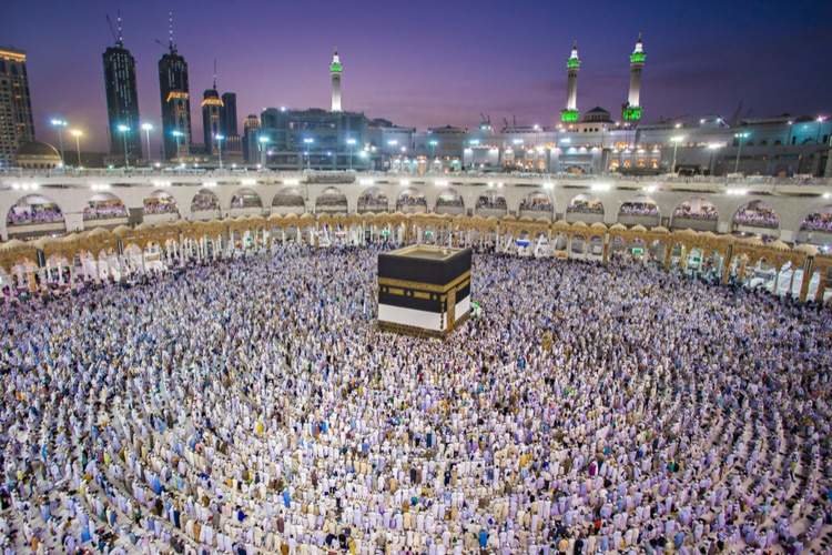 Miles de musulmanes dan la vuelta a la Kaaba en la Meca (Foto: Sony Herdiana / Shutterstock.com)