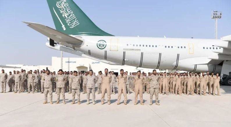 fEl grupo de la Real Fuerza Aérea Saudita al llegar a la Base Aérea de Al-Dhafra en Abu Dhabi. (SPA)