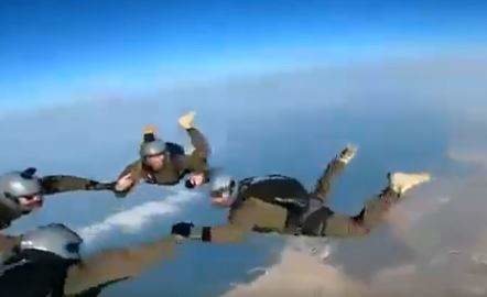 Una captura de panatlla de los paracaidistas del vídeo difundido en Twitter.