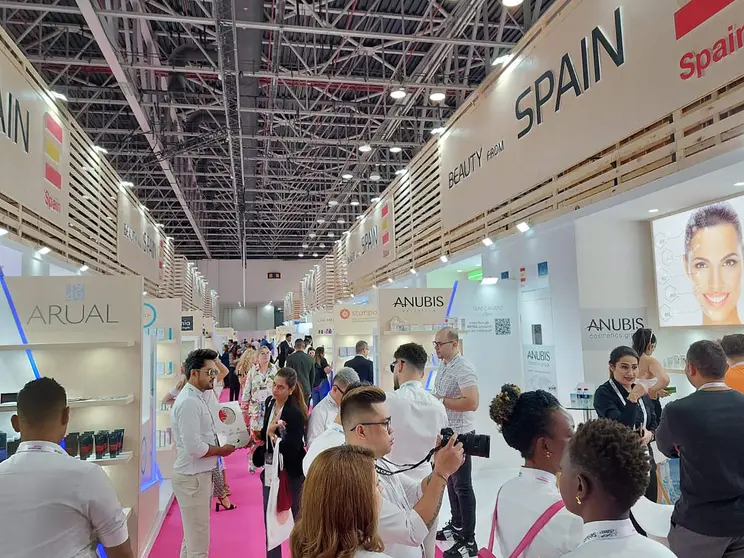 Las calles del Pabellón de España en Beautyworld Middle East ofrecen máxima animación en la jornada de apertura de la feria. (Cedida)