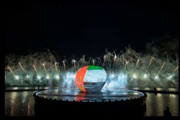 La bandera de Emiratos ilumina la noche. (Fuente externa)