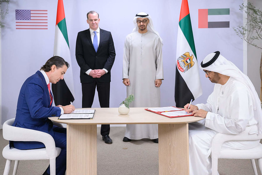 El presidente de Emiratos Árabes acudió a la firma del acuerdo con Estados Unidos en Adipec. (Twitter)