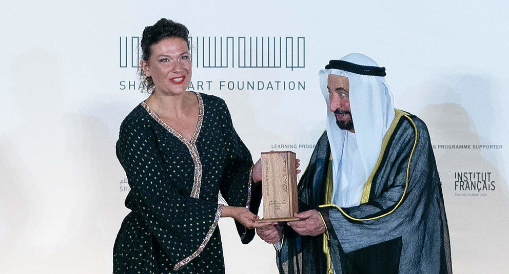 El jeque Sultan bin Muhammad Al Qasimi entrega el galardón a la chilena Catherine Mazoyer. (WAM)