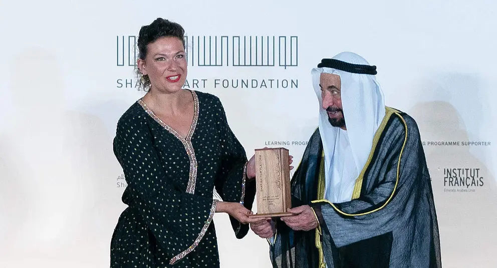 El jeque Sultan bin Muhammad Al Qasimi entrega el galardón a la chilena Catherine Mazoyer. (WAM)