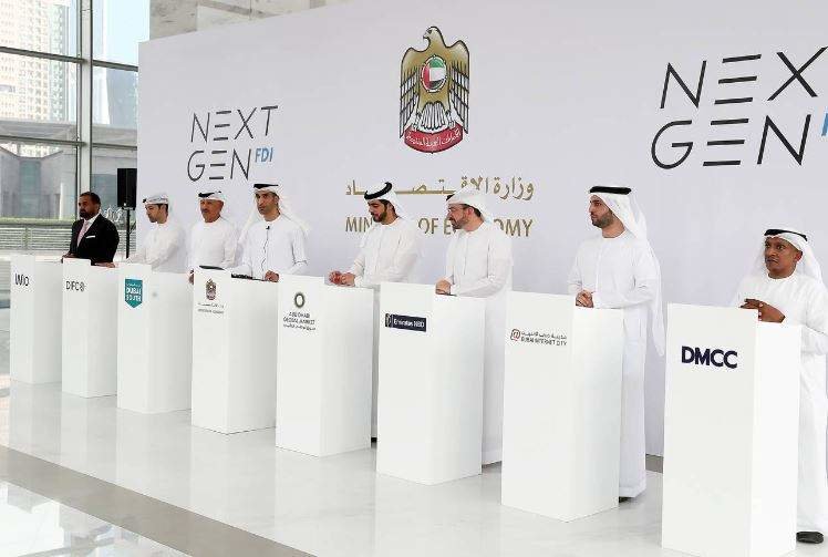 El ministro de Comercio Exterior de EAU, cuarto desde la izquierda, con ejecutivos de siete entidades en Abu Dhabi y Dubai.  (Fuente externa)