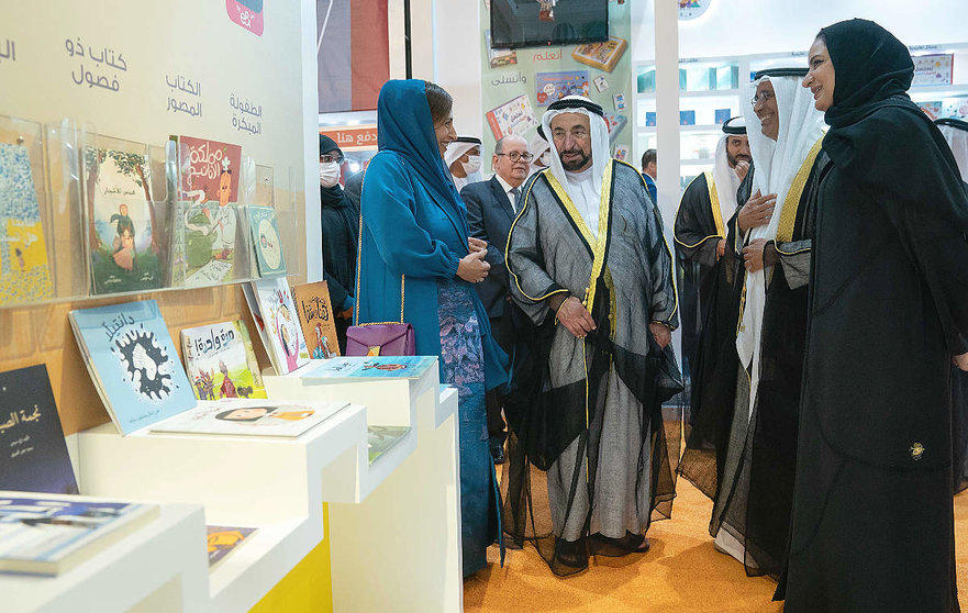 El jeque Sultán bin Muhammad Al Qasimi recorre la Feria Internacional del Libro de Sharjah en la jornada de la inauguración de su 41 edición. (WAM)