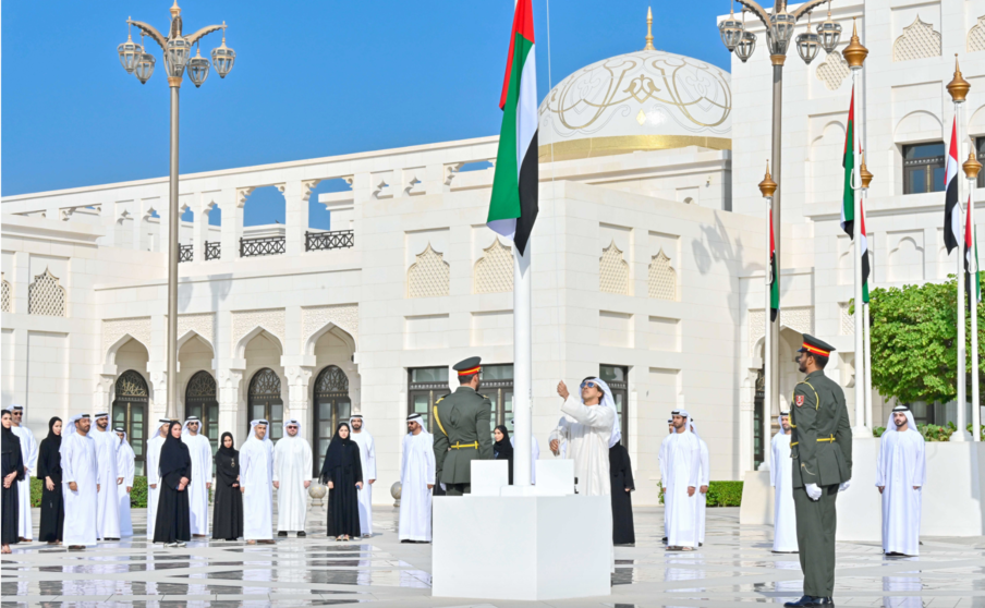 El jeque Mansour iza la bandera de Emiratos en Abu Dhabi. (WAM)