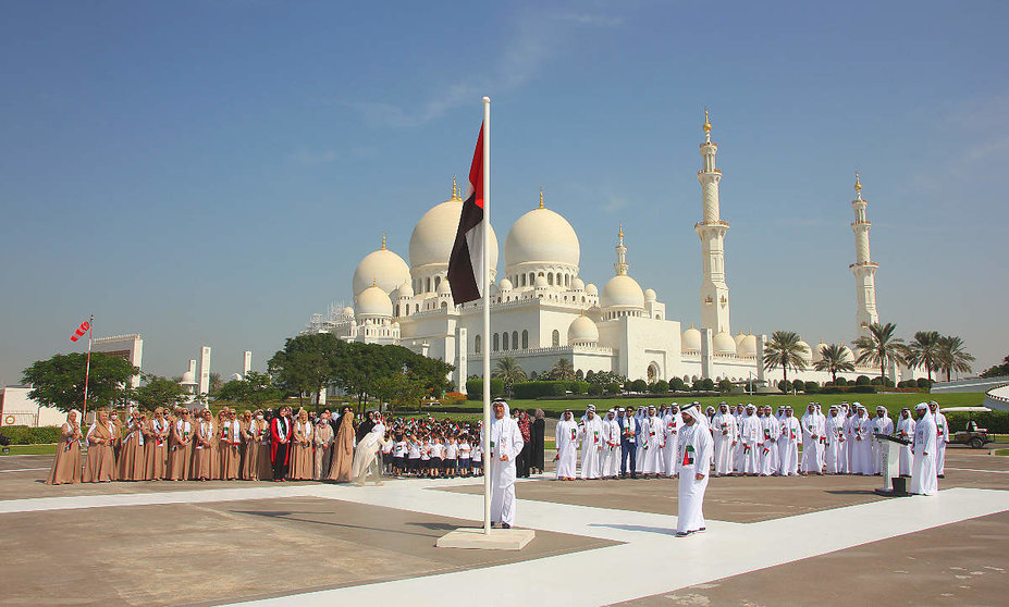 Momento del izado de la Bandera de Emiratos Árabes Unidos en la Gran Mezquita del Jeque Zayed con los alumnos de The Spanish School of Abu Dhabi como privilegiados invitados. (EL CORREO)
