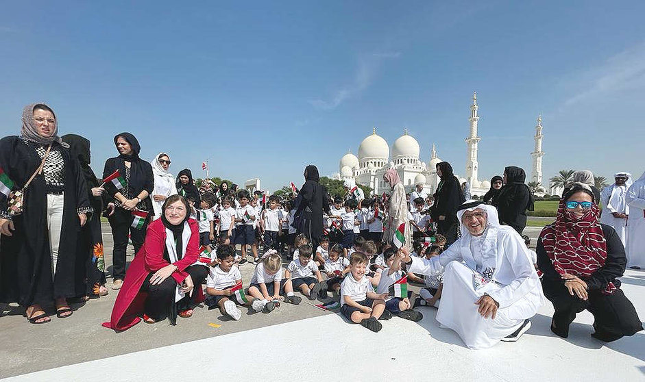 Alumnos de The Spanish School of Abu Dhabi, junto al director general de la Gran Mezquita del Jeque Zayed y a la directora del colegio, entre otros asistentes al Día de la Bandera que el colegio protagonizó en la Gran Mezquita del jeque Zayed. (EL CORREO)