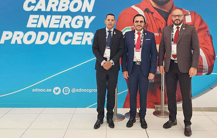El embajador de Venezuela en los Emiratos Árabes Unidos Samir Al Attrach -en el centro-, junto a destacados partipantes en ADIPEC. (EL CORREO)