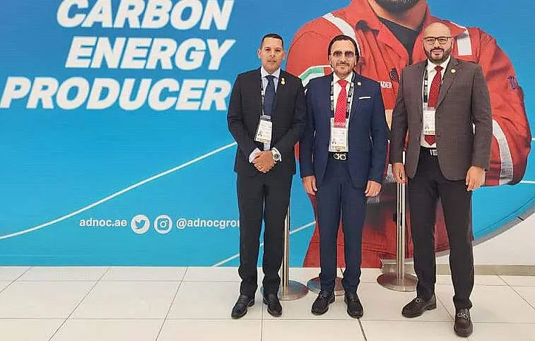 El embajador de Venezuela en los Emiratos Árabes Unidos Samir Al Attrach -en el centro-, junto a destacados partipantes en ADIPEC. (EL CORREO)