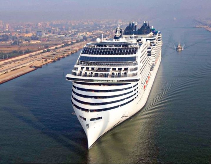 El crucero gigante pasando por el Canal de Suez. (Twitter)