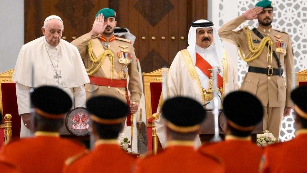 El Papa Francisco, junto al rey Hamad de Bahrein. (Vatican News)