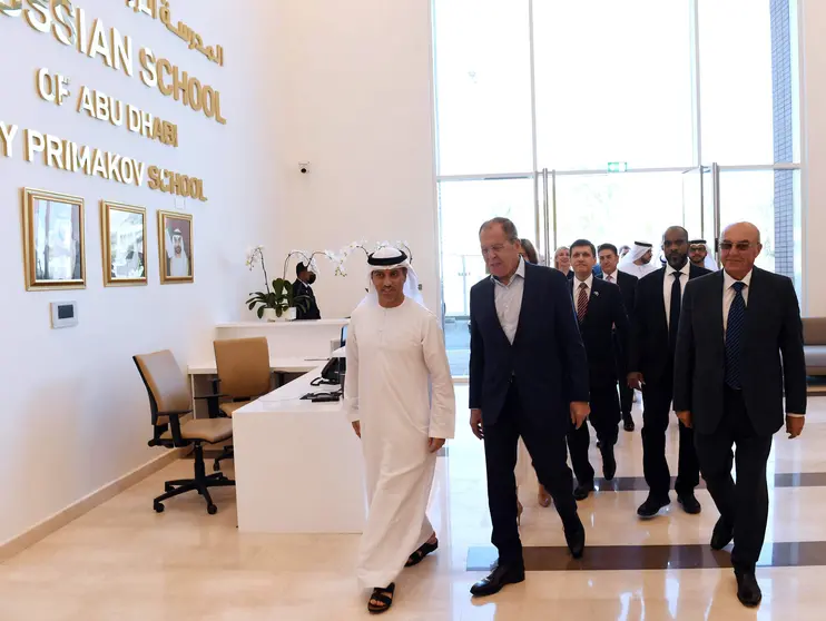 Un momento del recorrido del canciller ruso por el colegio en Abu Dhabi. (WAM)