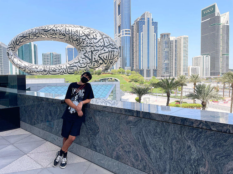 Turista posa ante el edificio del emblemático edificio del Museo del Futuro en Dubai. (EL CORREO)