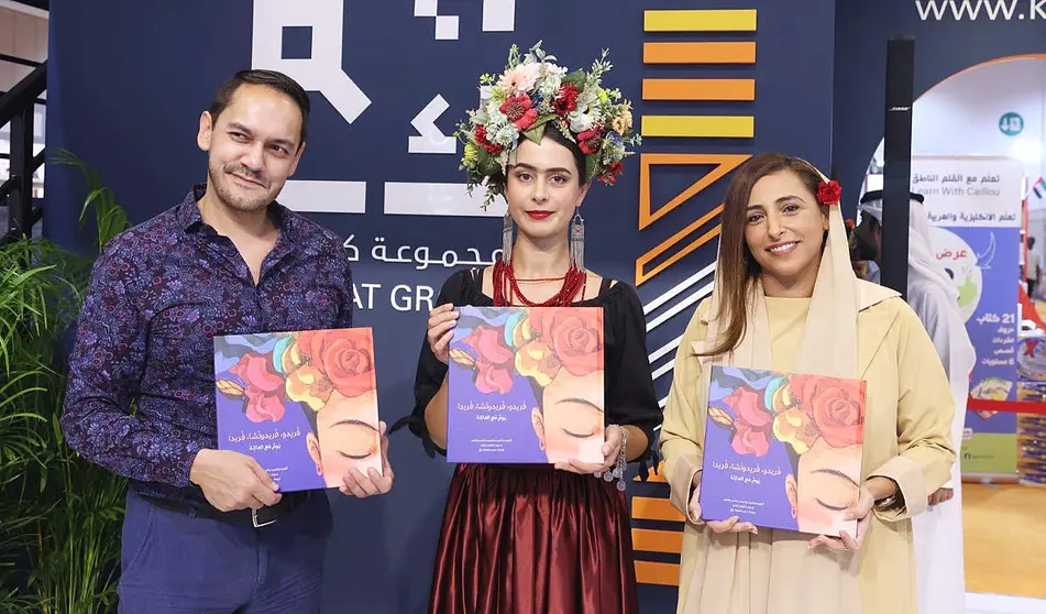 La jequesa Bodour bint Sultan Al Qasimi -derecha-, durante la presentación en el Feria Internacional del Libro de Sharjah del libro 'Frida, Friducha, Frida: Un día con la familia', escrito por el autor mexicano Ricardo Sánchez Rancho -izquierda-. (@Bodour)