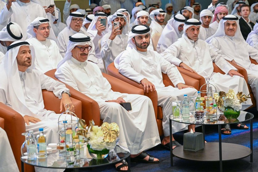 El jeque Mansour bin Mohammed bin Rashid Al Maktoum, tercero por la izquierda. (Dubai Media Office)