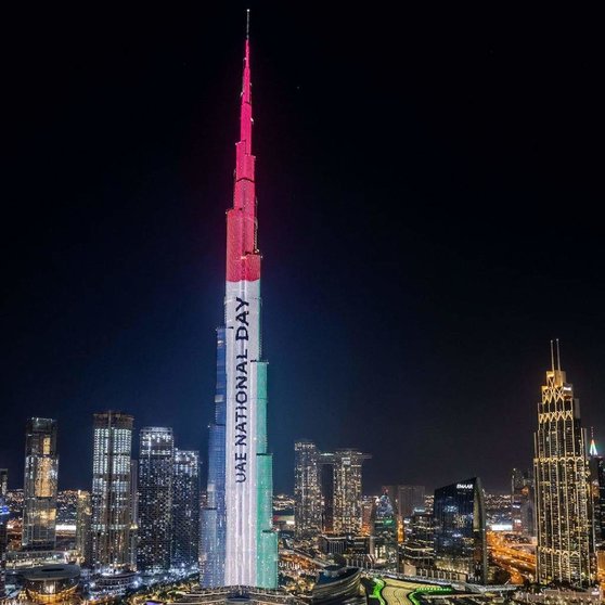 El burj Khalifa con la bandera de Emiratos Árabes. (Twitter)