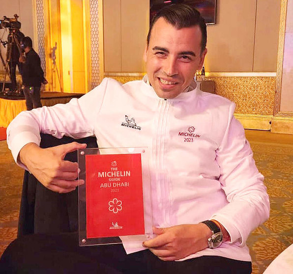 Jaime Castañeda, director general de 99 Sushi Bar Abu Dhabi, muestra con orgullo la estrella Michelin. (Cedida)