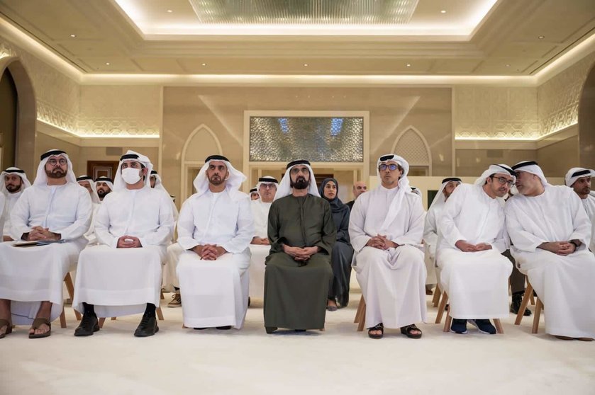 En el centro de la imagen el gobernante de Dubai. (Twitter)