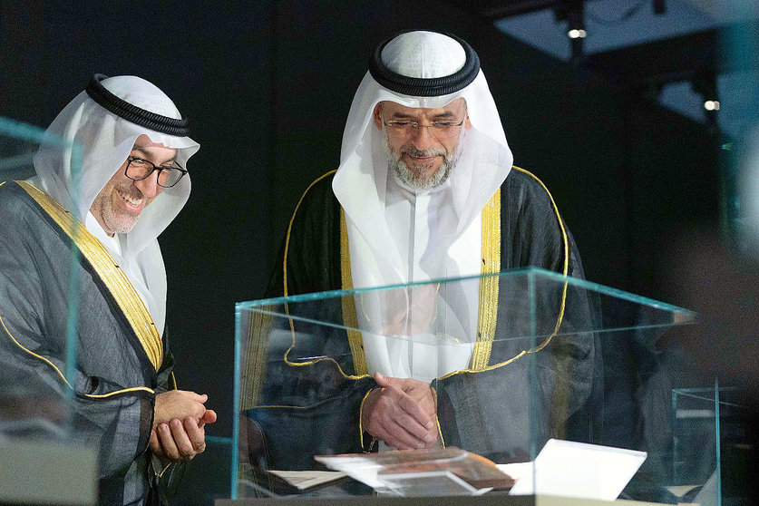 El ministro de Salud y Prevención de Emiratos Árabes, Abdul Rahman bin Mohammed Al Owais -izquierda-, recorre junto a Su Alteza el jeque Sultán Bin Mohammed Bin Sultán Al Qasimi, príncipe heredero de Sharjah, la X Bienal de Caligrafía. (WAM)