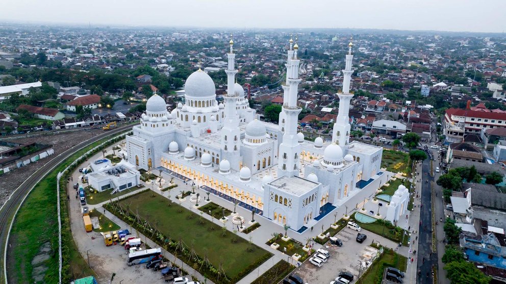 La mezquita donada por Emiratos en Indonesia. (twitter)