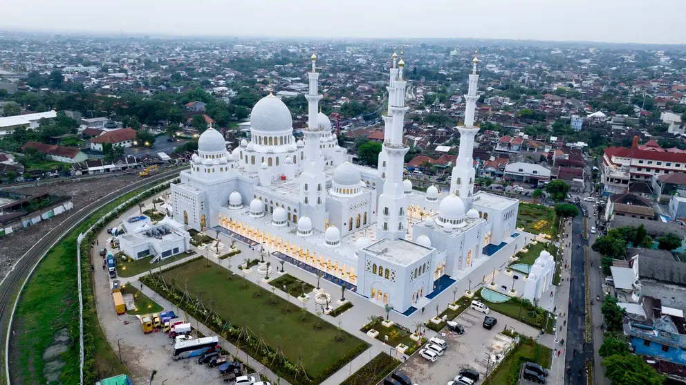 La mezquita donada por Emiratos en Indonesia. (twitter)