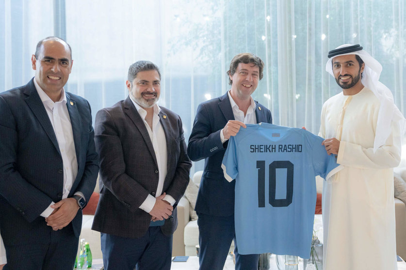 El Jeque Rashid bin Humaid Al Nuaimi, presidente de la Asociación de Fútbol de EAU junto a los reprentantes de la Asociación Uruguaya de Fútbol. (WAM)