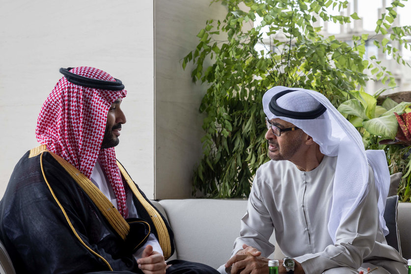 El presidente de EAU junto al príncipe heredero saudí. (WAM)