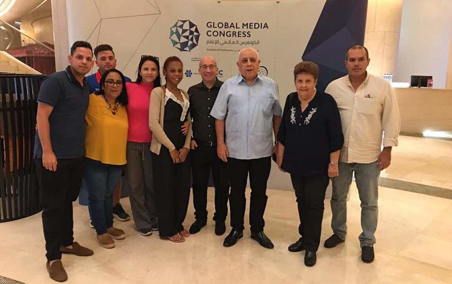 Los periodistas cubanos junto al embajador de Cuba en Emiratos Árabes. (Cedida)