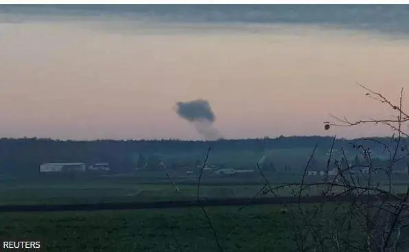 El humo se eleva en la distancia en Nowosiolki, Polonia. (Fuente externa)