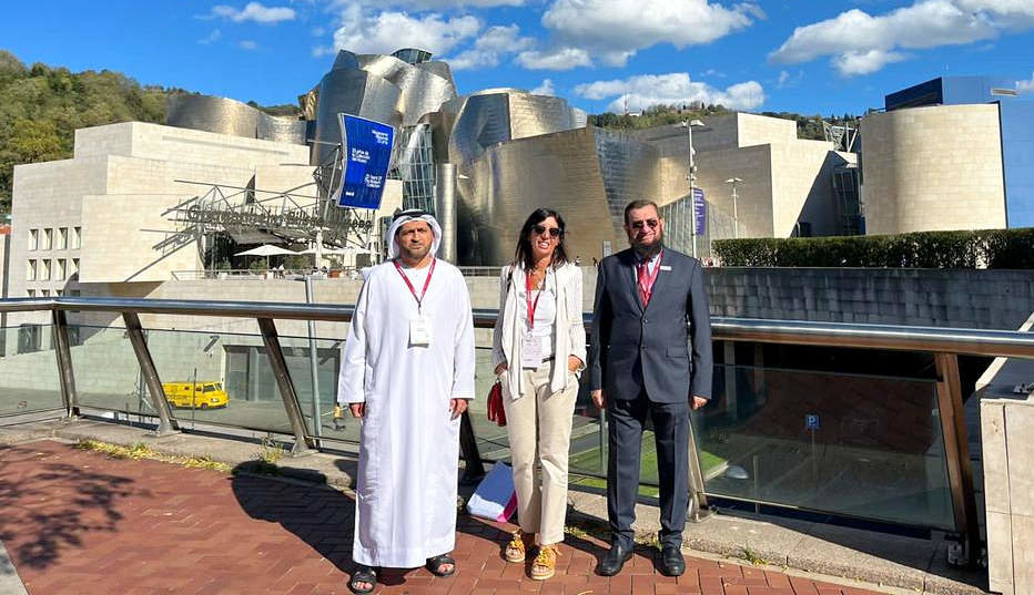 De izquierda a derecha, Ahmed Mohamed, María Tello y Rashad Bukhash, ante el Museo Guggenheim en Bilbao. (Cedida)