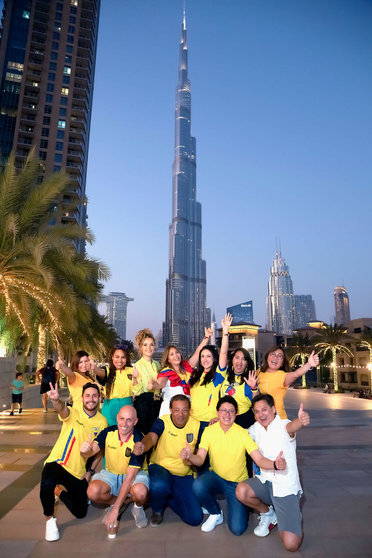 Expatriados ecuatorianos aficionados al fútbol en Dubai. (Richard Ramos / EL CORREO)