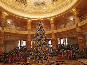 Un hotel decorado por Navidad en La Palmera de Dubai. (EL CORREO)
