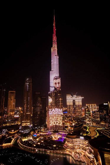El delantero del Real Madrid Benzema en el Burj Khalifa. (Dubai Media Office)