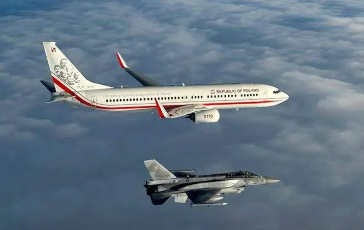 El avión de la selección de Polonia junto a uno de los cazas F-16. (Twitter/@LaczyNasPilka)