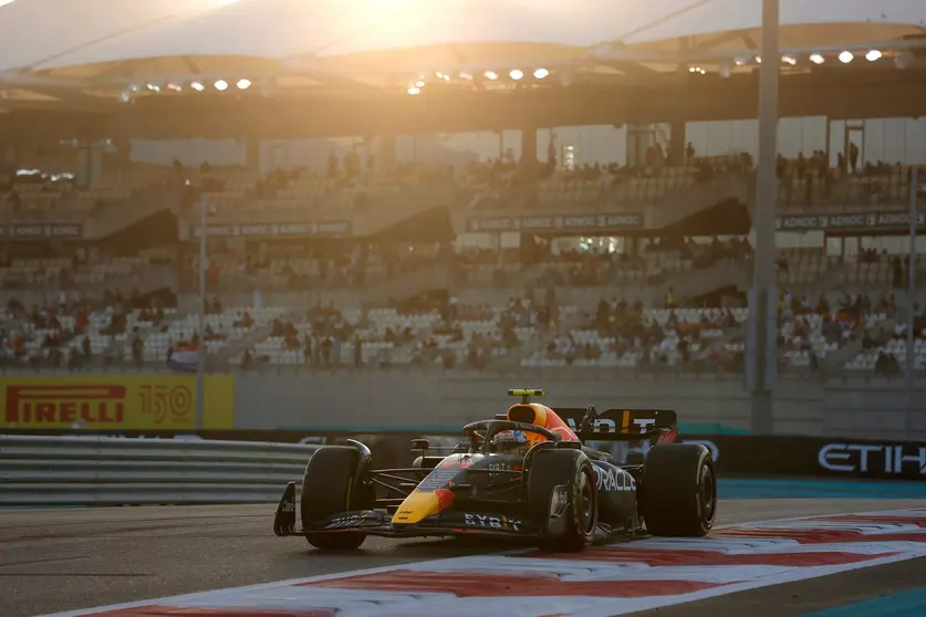 El piloto mexicano Sergio Pérez lidera Red Bull 1-2 en la última sesión de entrenamientos de la temporada en Yas Marina. (WAM)