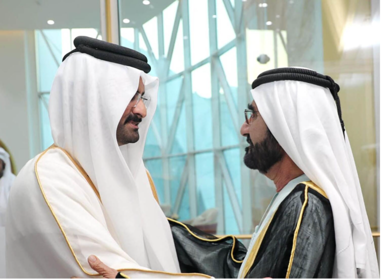 El jeque Mohammed -derecha- junto al emir de Qatar. (Qatar News Agency)
