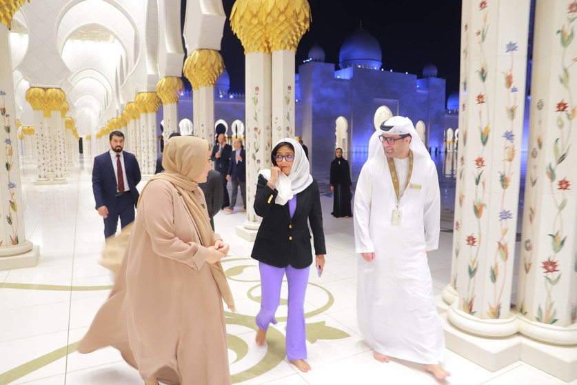 La vicepresidenta de Venezuela durante su recorrido por la Gran Mezquita de Abu Dhabi. (WAM)