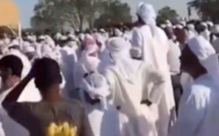 Los asistentes emiratíes al funeral en una captura de pantalla del vídeo difundido.