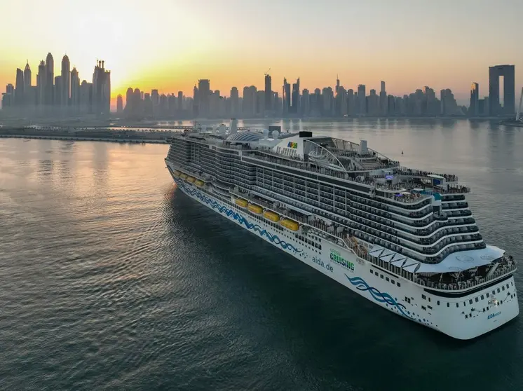 El crucero AIDAcosma en Dubai. (Twitter)