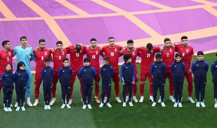 La selección Irán durante la difusión del himno de su país en su partido ante Inglaterra. (AL Arabiya)