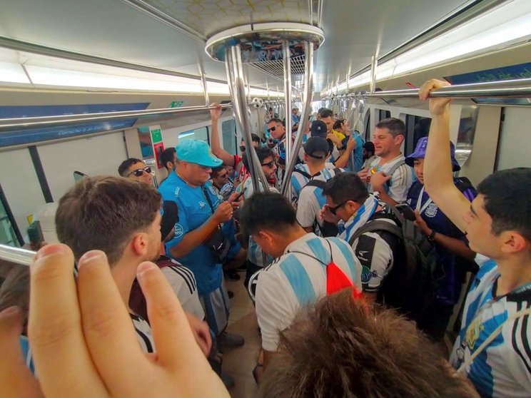 Los argentinos en el metro de Doha. (Richard Ramos/ EL CORREO)