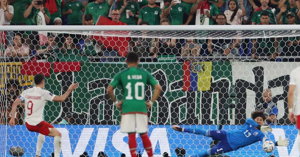 El momento decisivo de la parada del penalti en el México-Polonia del Mundial de Qatar. (fifa.com)
